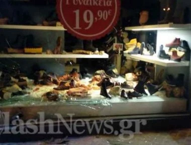 Ηλικιωμένος οδηγός «καρφώθηκε» σε βιτρίνα καταστήματος στα Χανιά (φωτό)